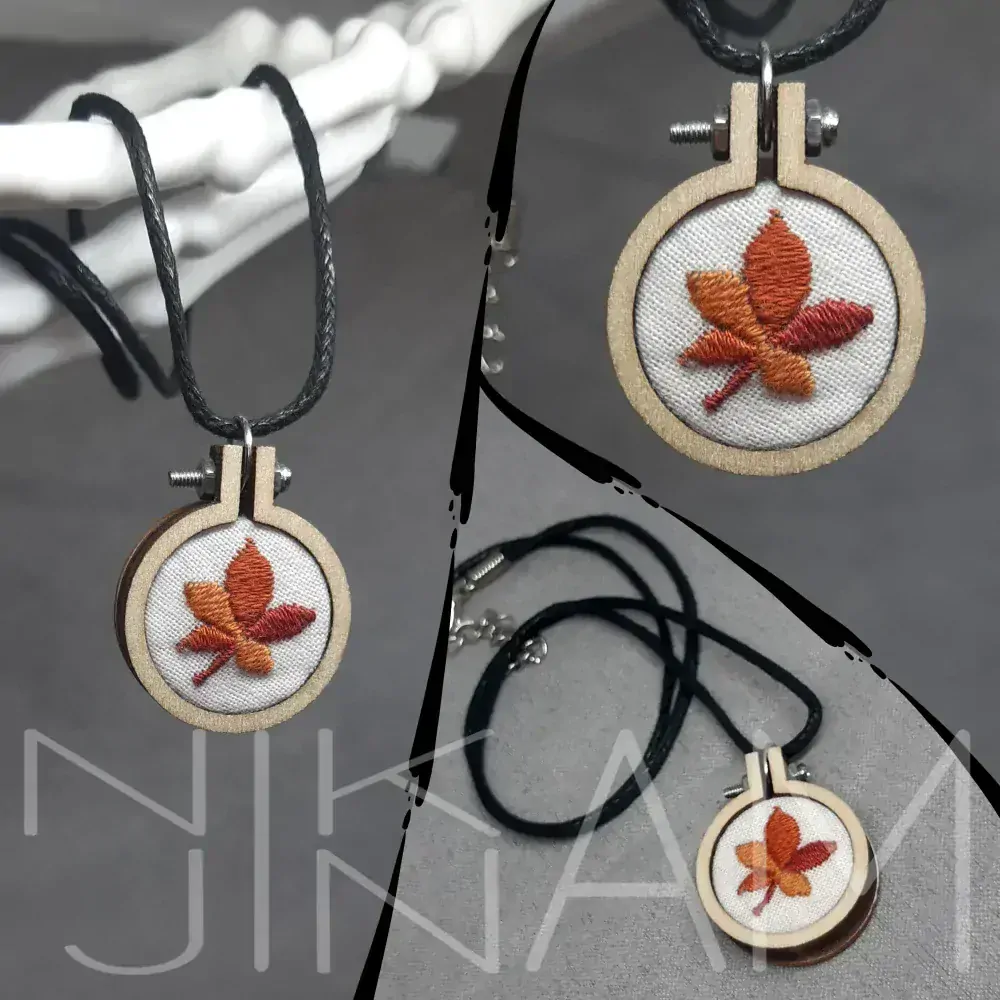 Vyšívaný náhrdelník list